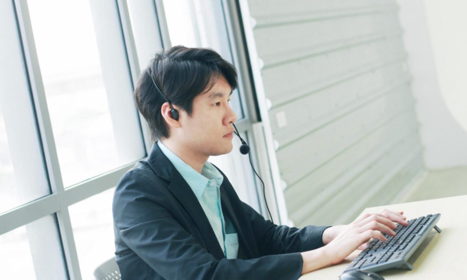 Étudiant déterminé travaillant sur son ordinateur